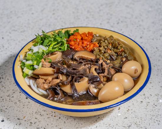 汉派三鲜粉/Shredded Pork Noodle Soup with Wood Ear, Mushroom and Quail Eggs